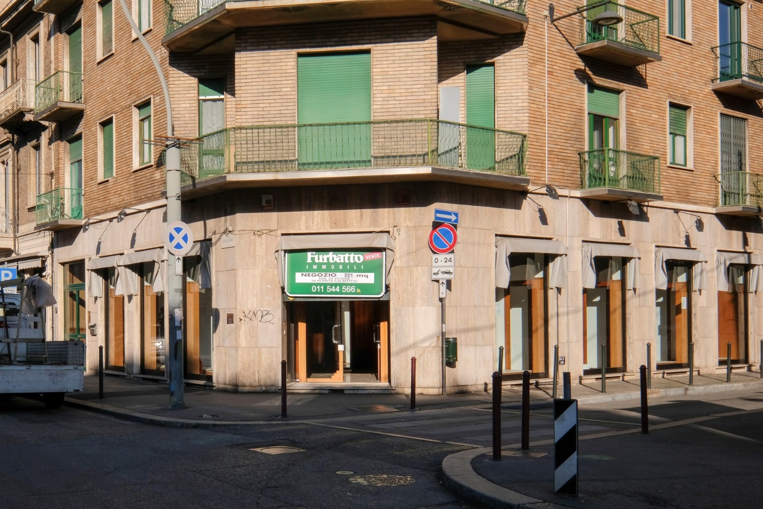 NEGOZIO PLURIVETRINATO - 226 MQ - € 259.000