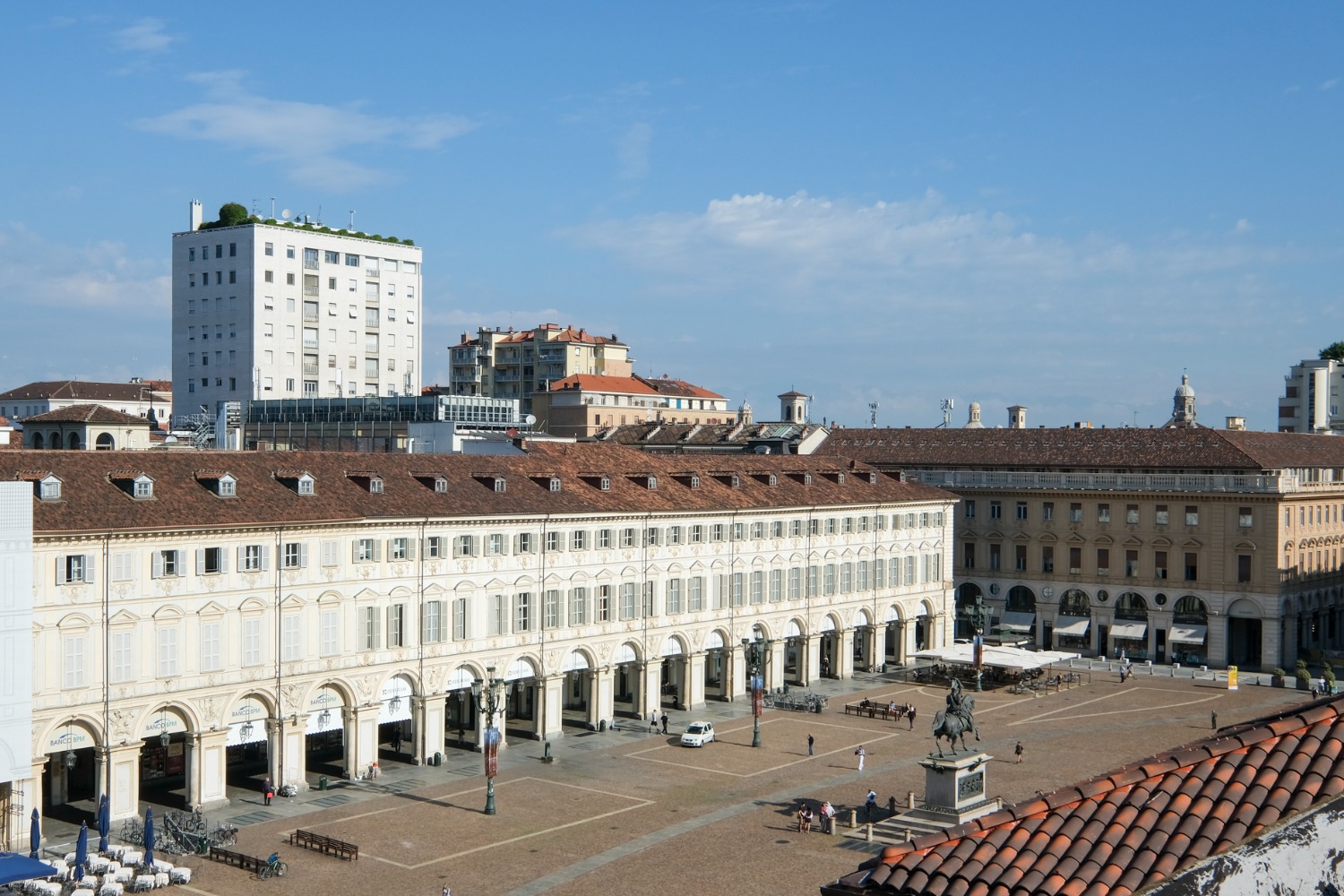 VIA GIOLITTI - PIAZZA SAN CARLO - MQ 64 - € 900 VIA GIOLITTI - PIAZZA SAN CARLO - MQ 64 - € 900