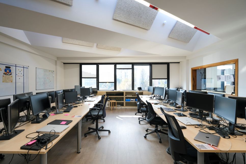 UFFICIO - VIA MILLIO - TECNO PALACE - 240 MQ - € 3.000