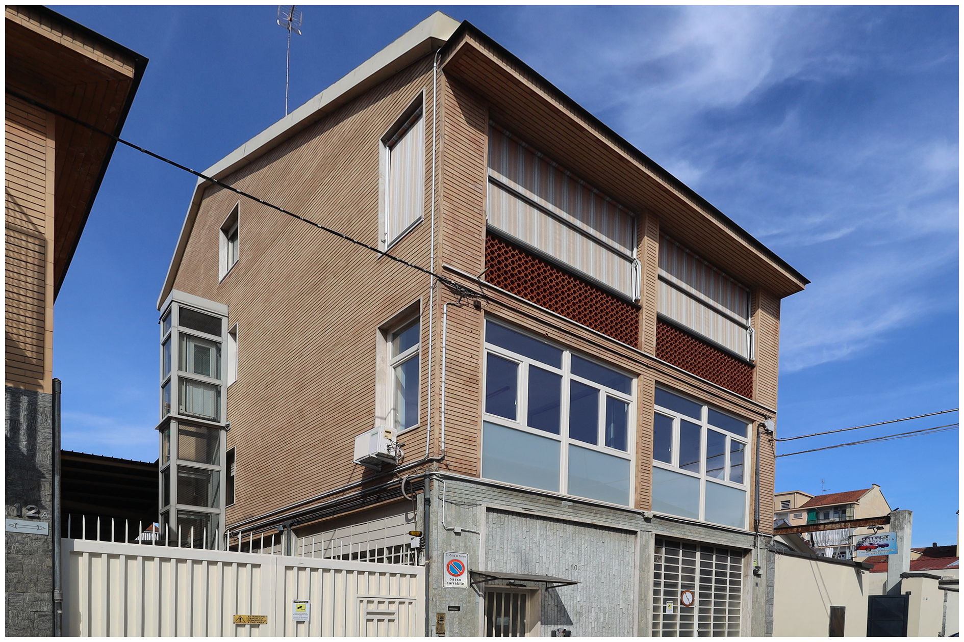 LOCALE COMM.LE - VIA FOLIGNO - MQ 130 - € 650