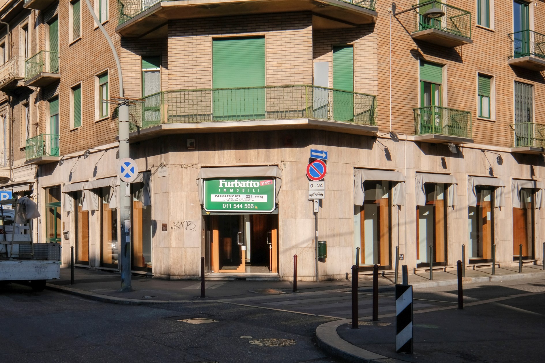 NEGOZIO - PLURIVETRINATO -  226 MQ - € 1990