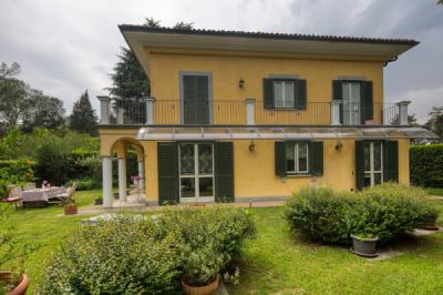 CASTAGNETO PO  VILLA CON PISCINA E TENNIS - € 445.000